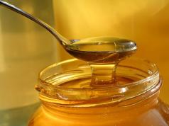 С какого возраста ребенку можно давать мед, когда продукт противопоказан детям?